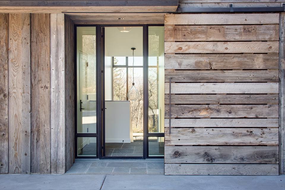 Ispirazione per una porta d'ingresso stile rurale di medie dimensioni con una porta singola e una porta in vetro