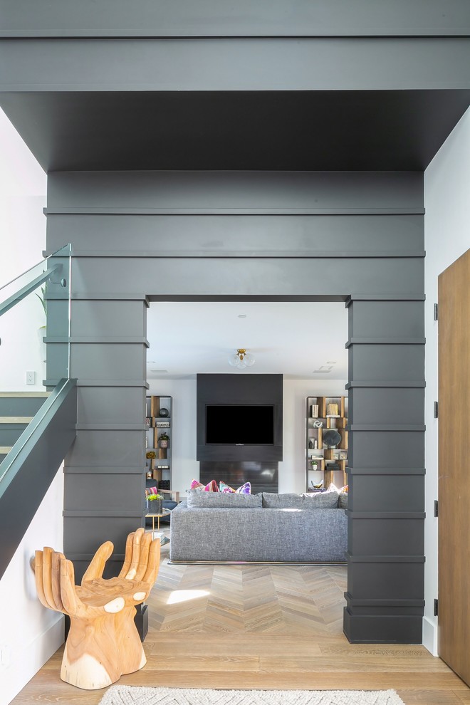 Idee per un ingresso di medie dimensioni con pareti grigie, pavimento marrone e pavimento in legno massello medio