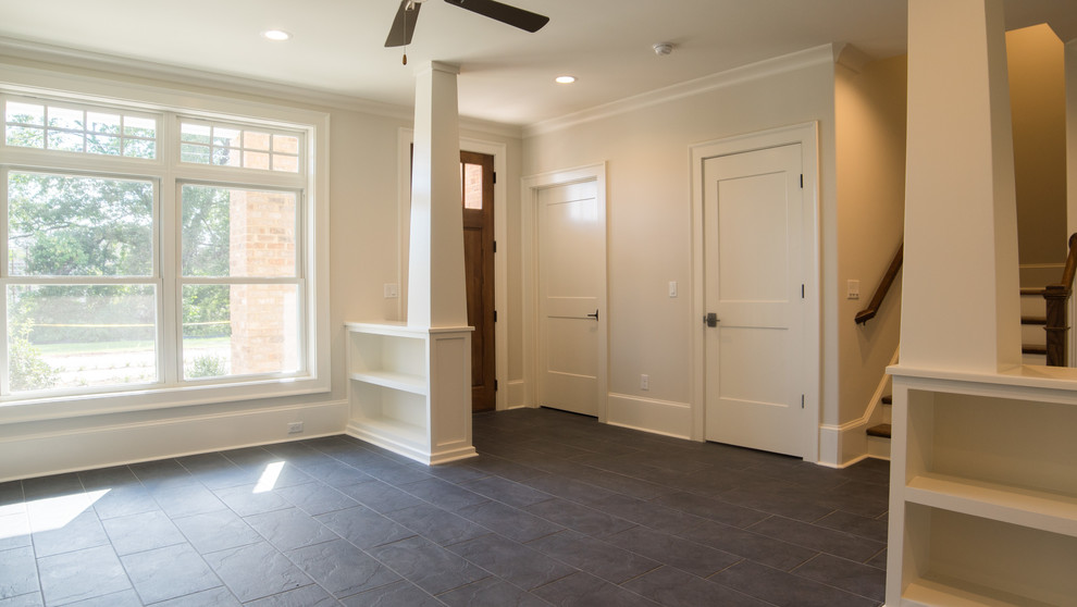 Идея дизайна: фойе среднего размера в стиле кантри с бежевыми стенами, одностворчатой входной дверью, коричневой входной дверью и серым полом
