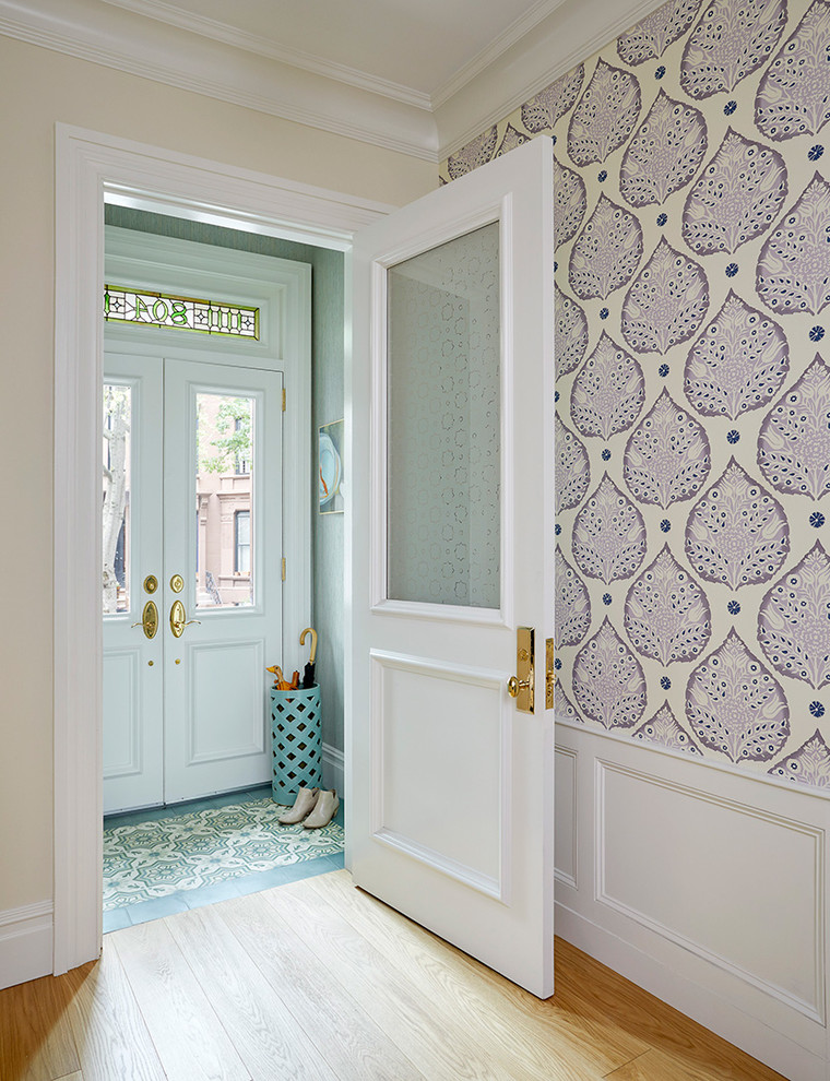 Bild på en liten vintage farstu, med lila väggar, klinkergolv i porslin, en dubbeldörr, en vit dörr och grönt golv
