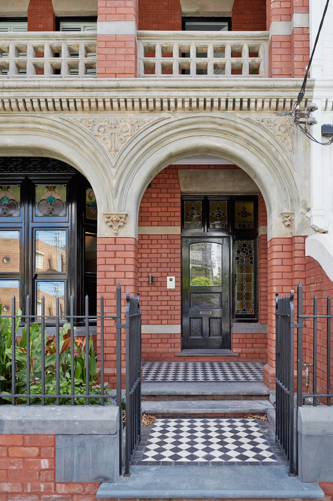 Klassische Haustür mit roter Wandfarbe, Einzeltür, schwarzer Haustür und buntem Boden in Melbourne