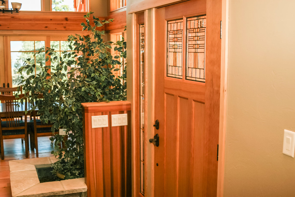 Esempio di una porta d'ingresso american style di medie dimensioni con pavimento in ardesia, una porta singola e una porta in legno chiaro