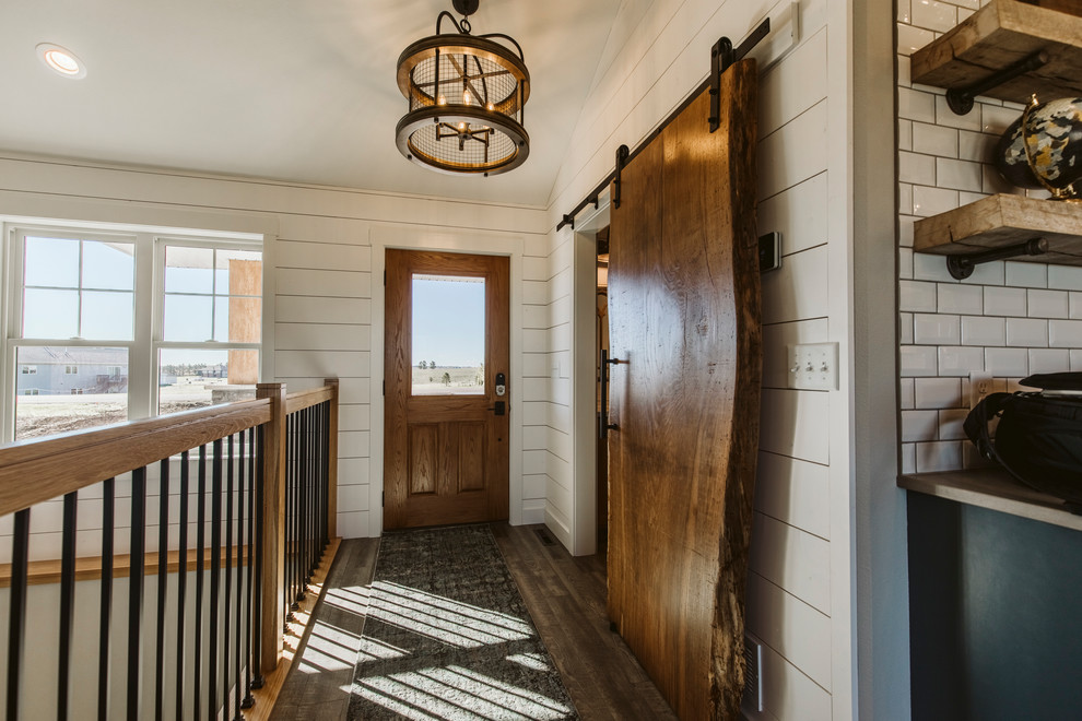 Mittelgroße Landhausstil Haustür mit weißer Wandfarbe, Vinylboden, Einzeltür, hellbrauner Holzhaustür und braunem Boden in Sonstige