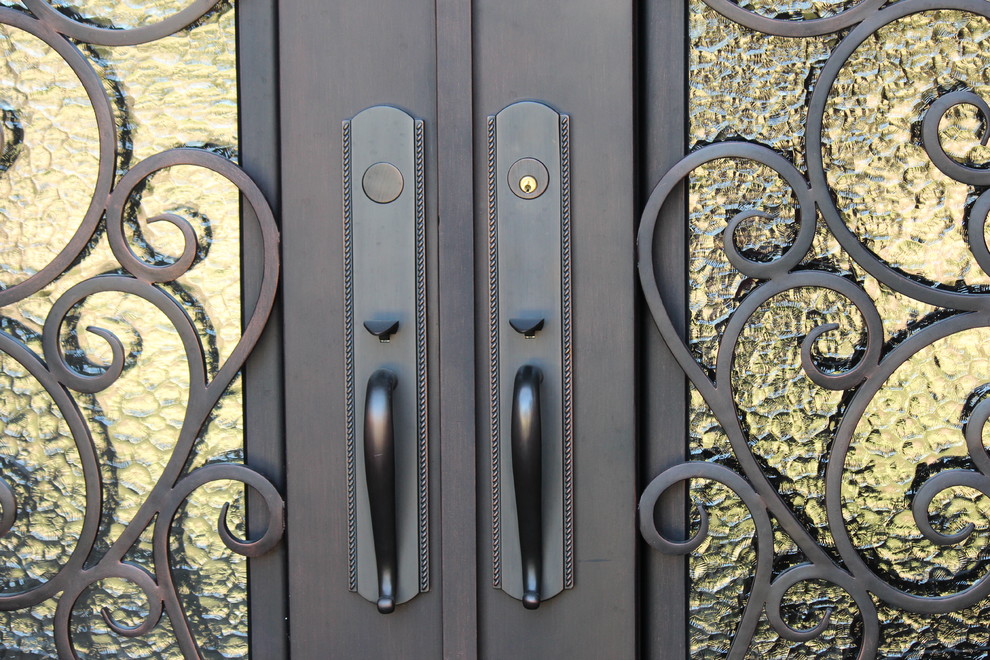 Modelo de puerta principal tradicional con puerta doble y puerta metalizada