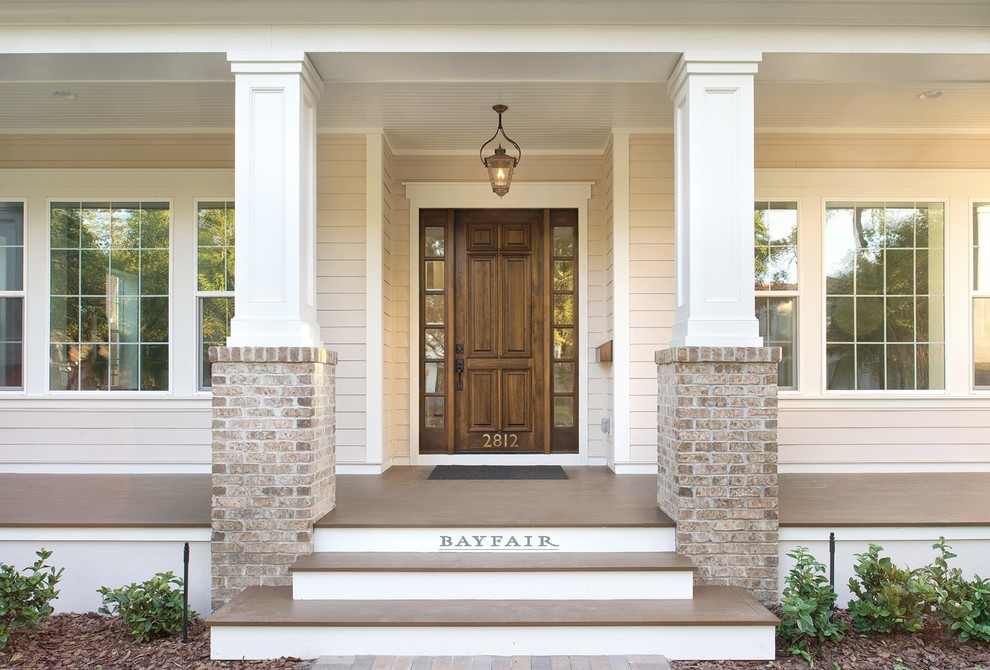 Стильный дизайн: входная дверь среднего размера в классическом стиле с бежевыми стенами, одностворчатой входной дверью, входной дверью из темного дерева, деревянным полом и коричневым полом - последний тренд