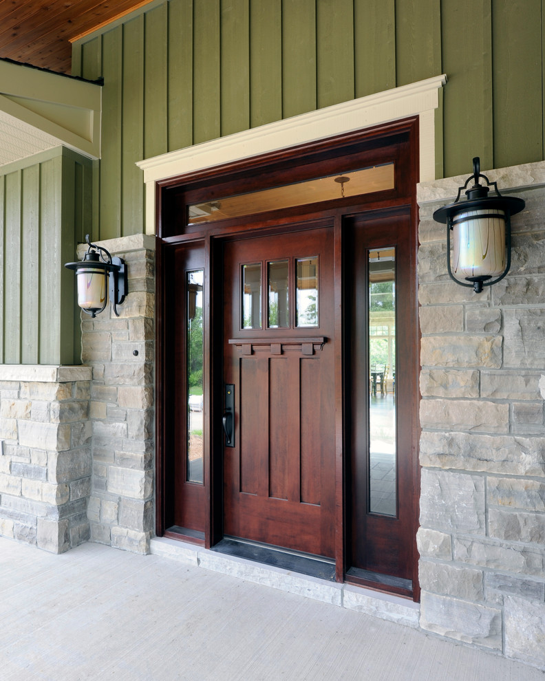 Пример оригинального дизайна: входная дверь в стиле кантри с одностворчатой входной дверью и входной дверью из темного дерева