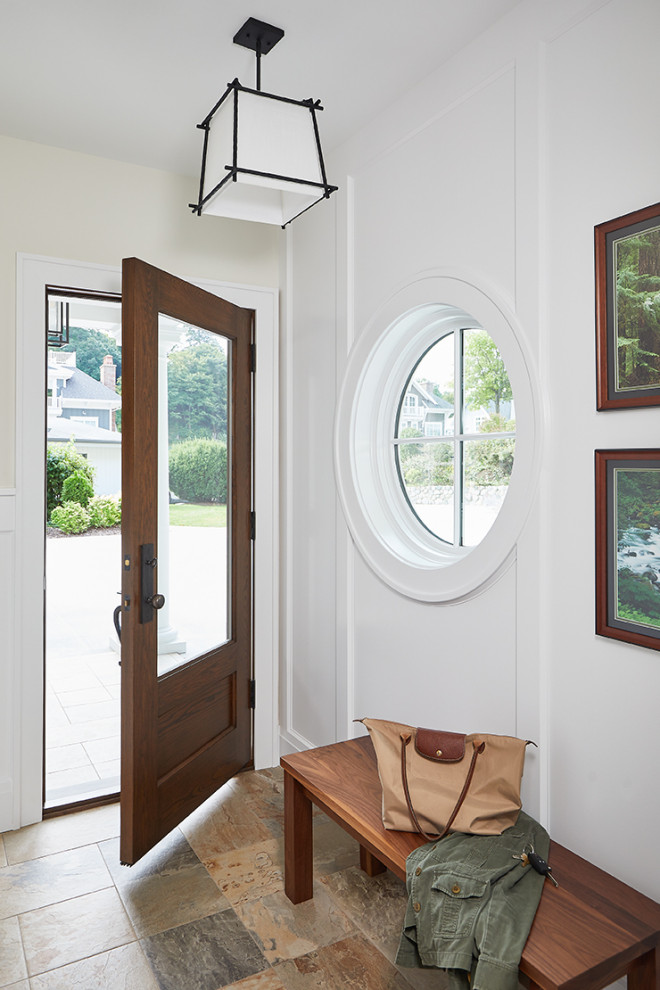 Пример оригинального дизайна: узкая прихожая среднего размера в стиле неоклассика (современная классика) с белыми стенами, одностворчатой входной дверью, входной дверью из дерева среднего тона, разноцветным полом, полом из сланца и деревянными стенами