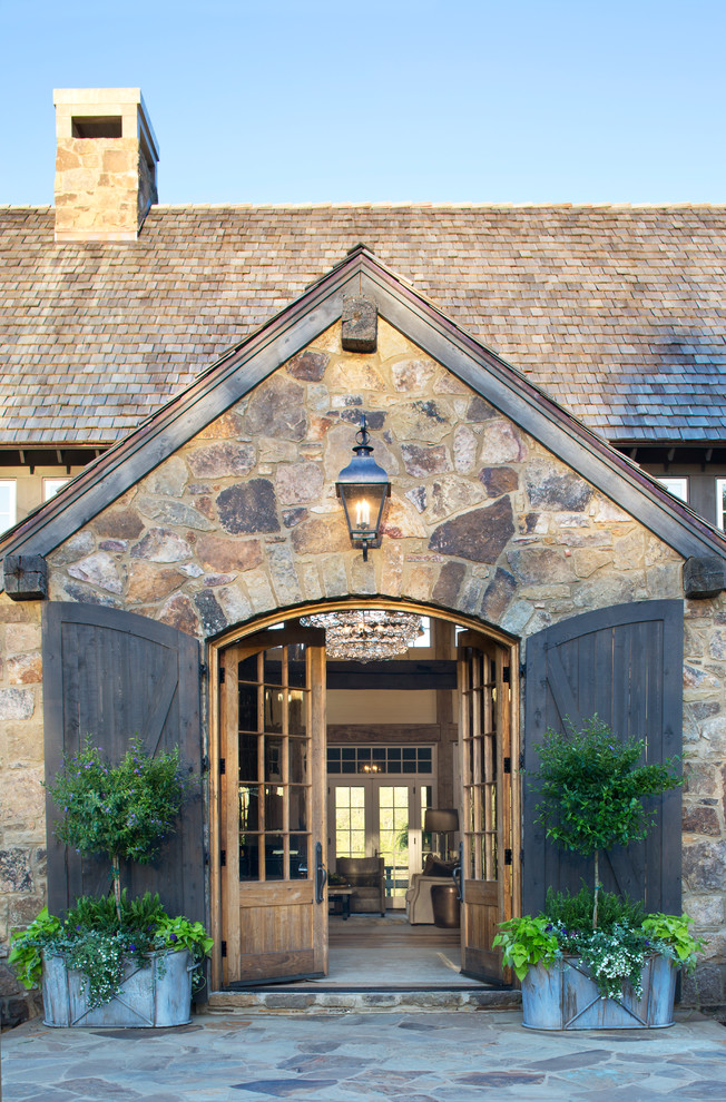 Diseño de puerta principal de estilo de casa de campo grande con puerta doble y puerta de madera oscura