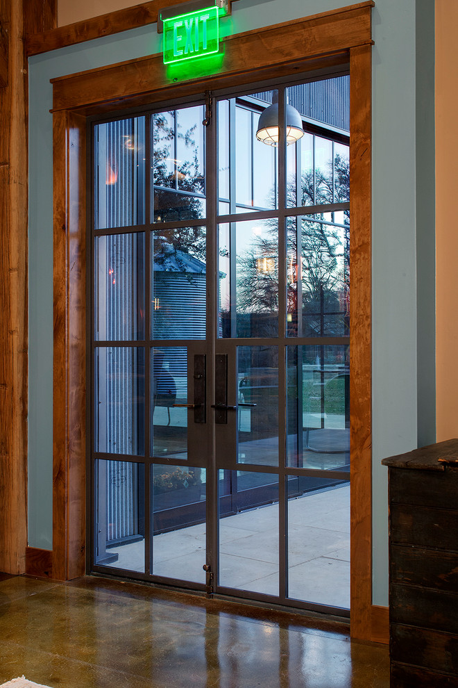 Immagine di una porta d'ingresso stile rurale con una porta a due ante e una porta in metallo