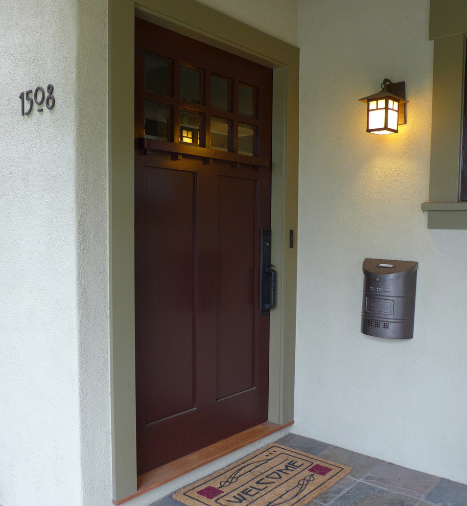 サンタバーバラにある低価格の小さなトラディショナルスタイルのおしゃれな玄関ドア (緑の壁、スレートの床、赤いドア) の写真