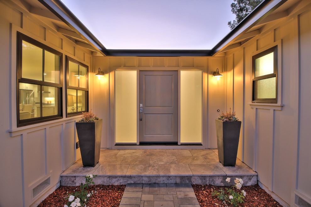 Ejemplo de puerta principal de estilo de casa de campo con paredes blancas, suelo de travertino, puerta simple, puerta gris y suelo gris