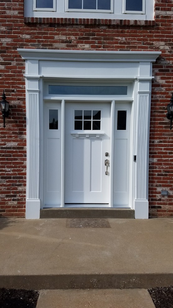 Foto de puerta principal tradicional con puerta simple y puerta blanca