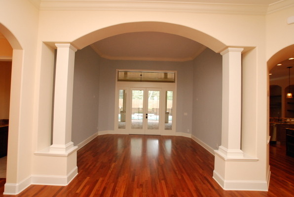 Пример оригинального дизайна: узкая прихожая среднего размера в классическом стиле с серыми стенами, темным паркетным полом, двустворчатой входной дверью и белой входной дверью