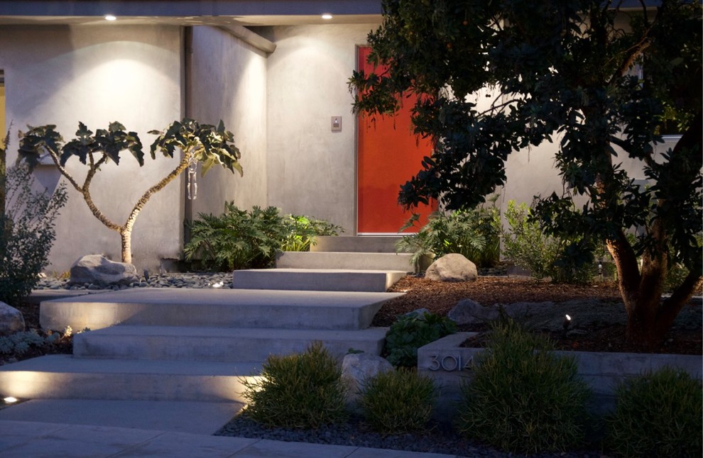 Idées déco pour une porte d'entrée moderne de taille moyenne avec un mur gris, un sol en carrelage de céramique, une porte simple, une porte rouge et un sol gris.