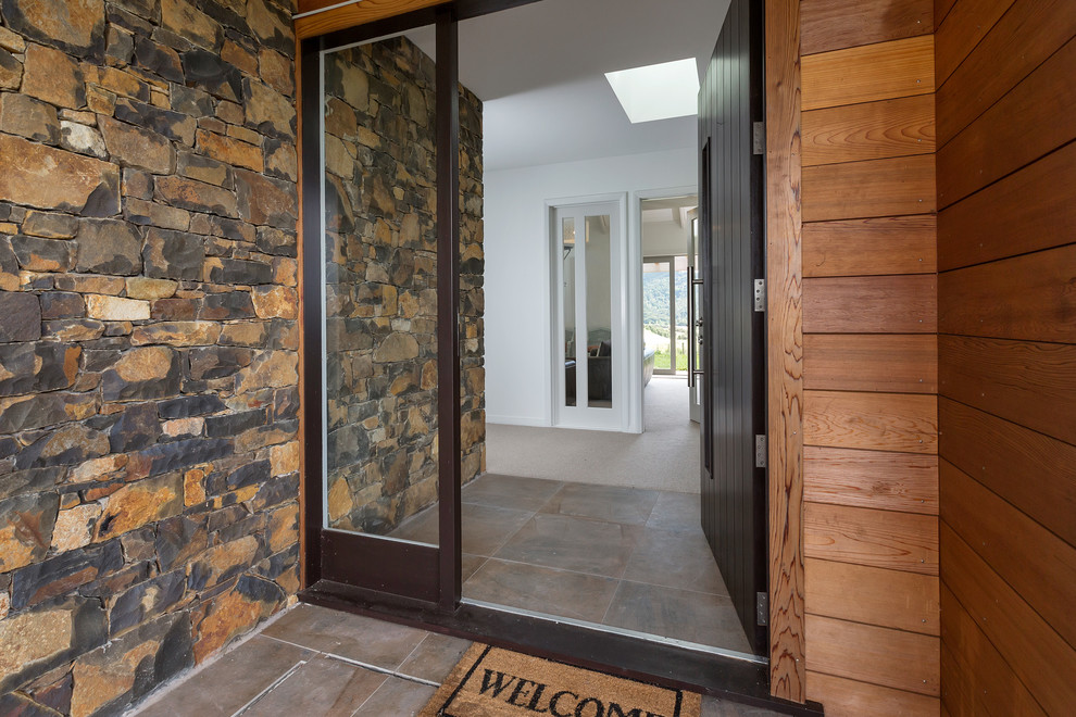 Mittelgroße Moderne Haustür mit Porzellan-Bodenfliesen, Einzeltür, schwarzer Haustür und braunem Boden in Auckland