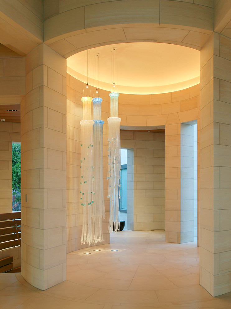 Idées déco pour un hall d'entrée contemporain avec un sol beige.
