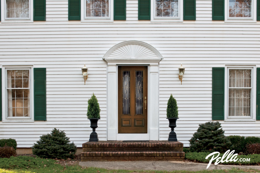Elegant entryway photo in Cedar Rapids