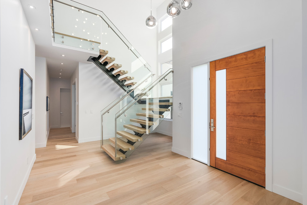 Großes Modernes Foyer mit weißer Wandfarbe, hellem Holzboden, Einzeltür, hellbrauner Holzhaustür und weißem Boden in Vancouver