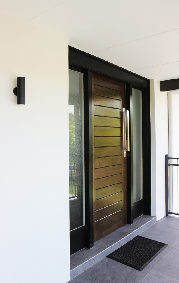Idee per una porta d'ingresso minimalista di medie dimensioni con pareti grigie, pavimento con piastrelle in ceramica, una porta singola, una porta in legno scuro e pavimento grigio