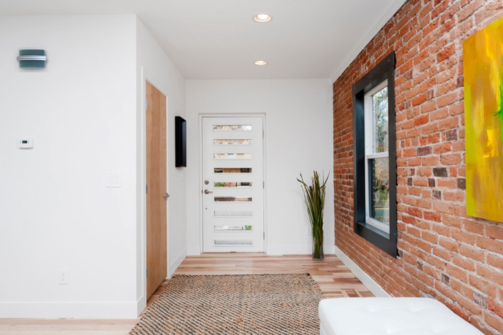 Стильный дизайн: входная дверь в стиле лофт с белыми стенами, светлым паркетным полом, одностворчатой входной дверью и белой входной дверью - последний тренд