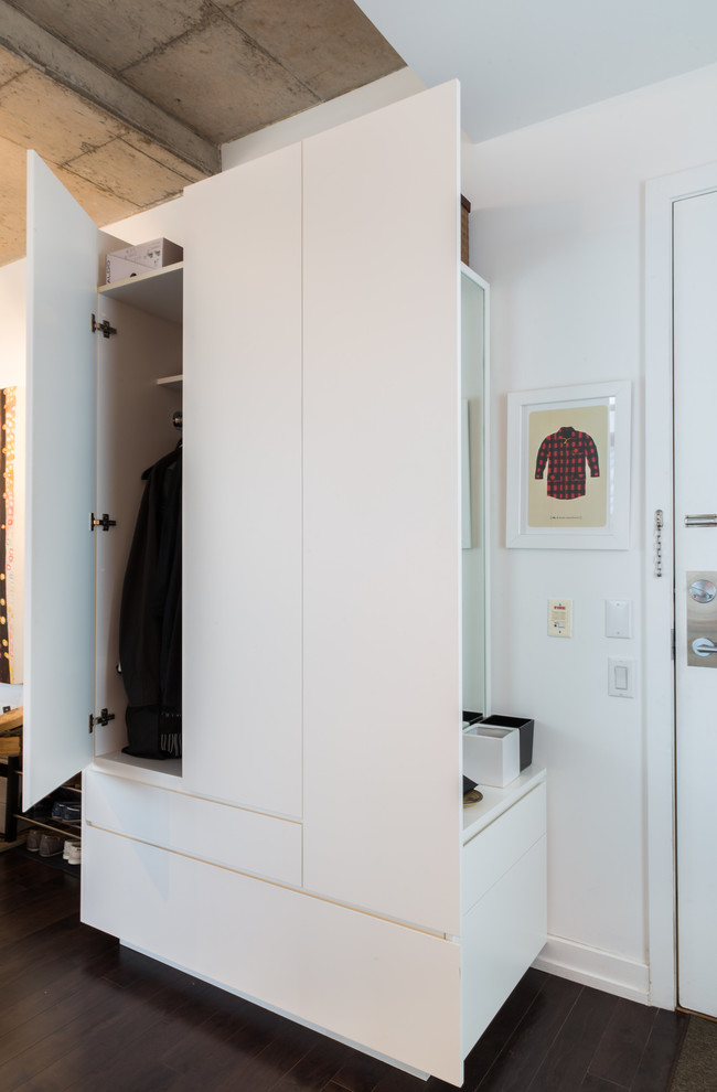 Kleine Moderne Haustür mit weißer Wandfarbe in Toronto