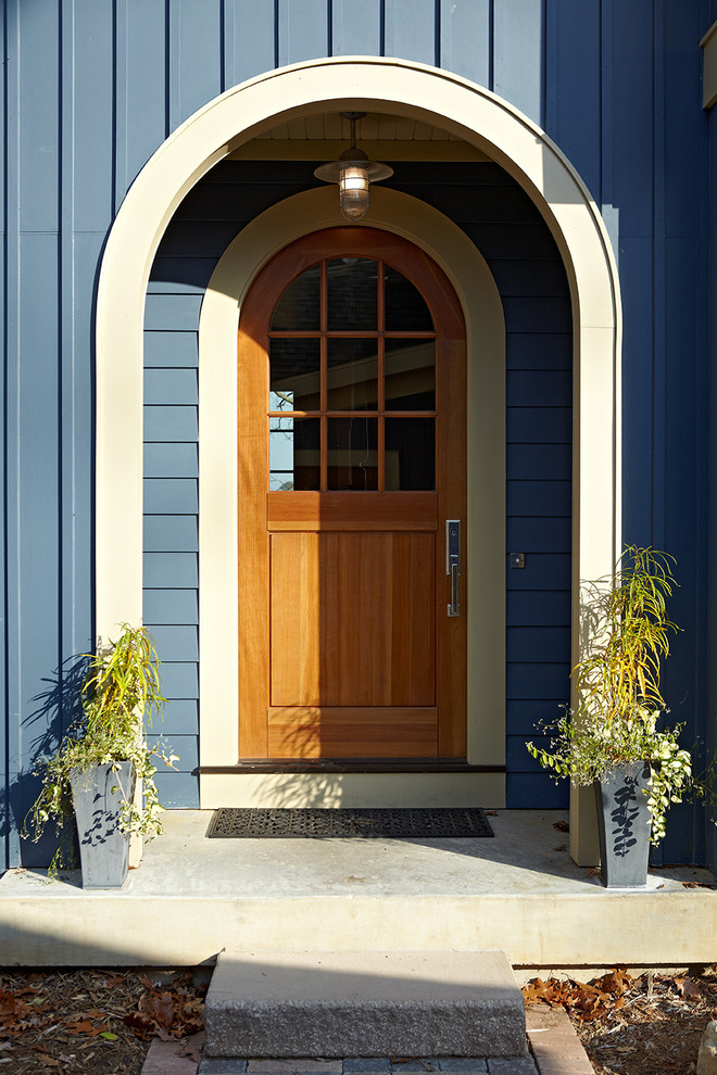 Aménagement d'une porte d'entrée classique avec une porte simple.