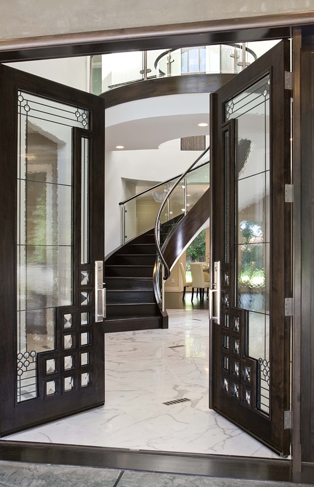 Aménagement d'une entrée classique avec une porte double, une porte en verre et un sol en marbre.