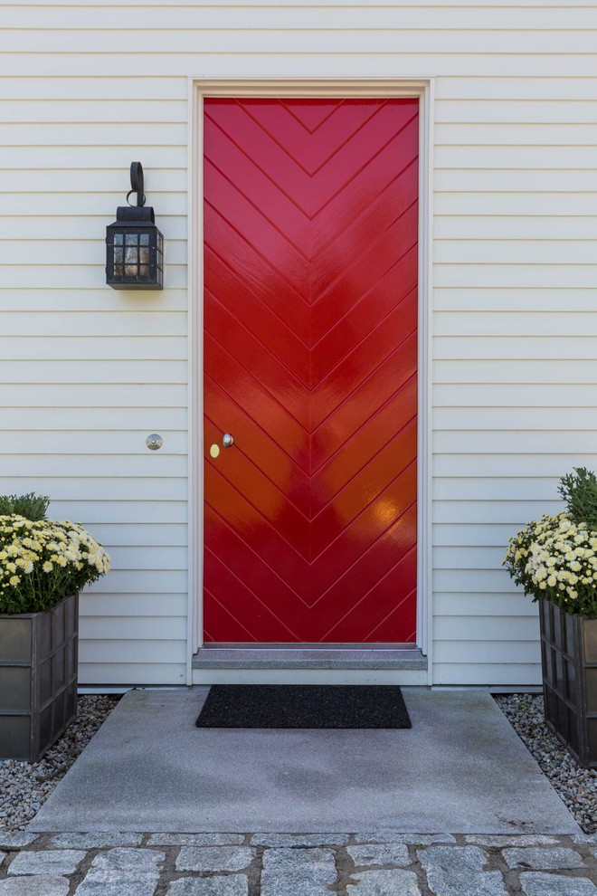 Ispirazione per una piccola porta d'ingresso moderna con pareti bianche, una porta singola e una porta rossa