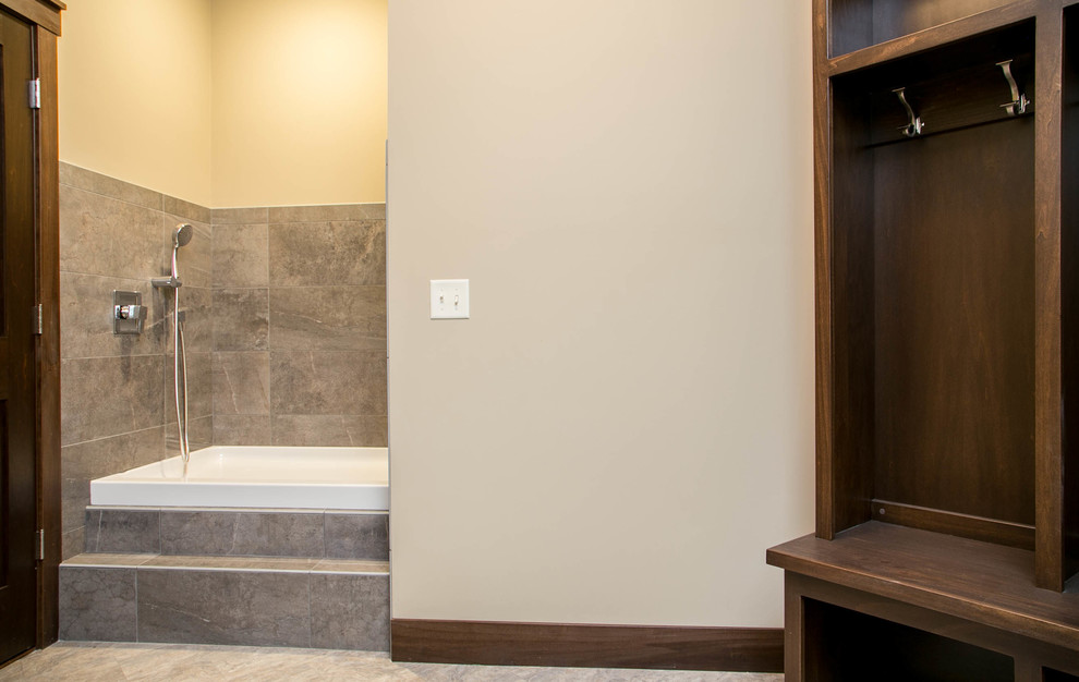Idee per una stanza da bagno chic con pareti beige e pavimento con piastrelle in ceramica