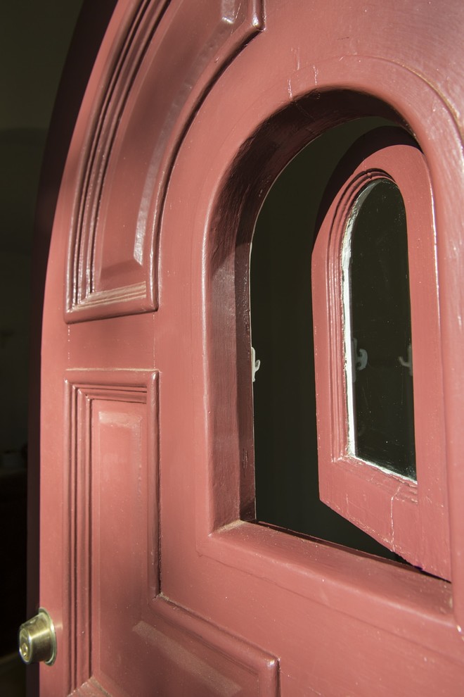 Cette photo montre une porte d'entrée nature de taille moyenne avec une porte simple et une porte rouge.