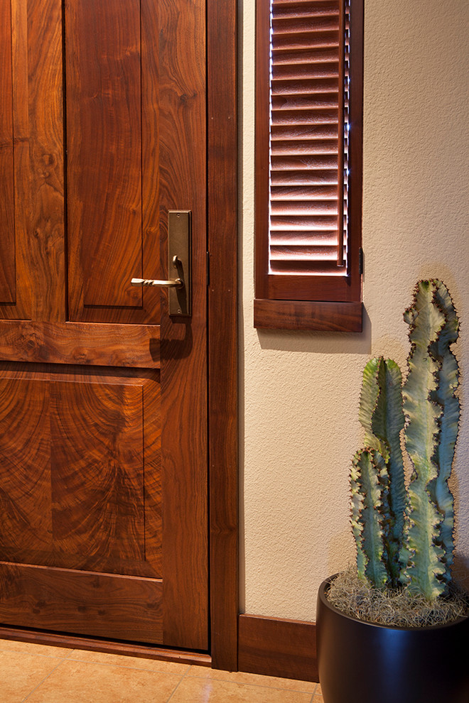 Источник вдохновения для домашнего уюта: входная дверь среднего размера в стиле рустика с бежевыми стенами, полом из керамической плитки, одностворчатой входной дверью и входной дверью из темного дерева