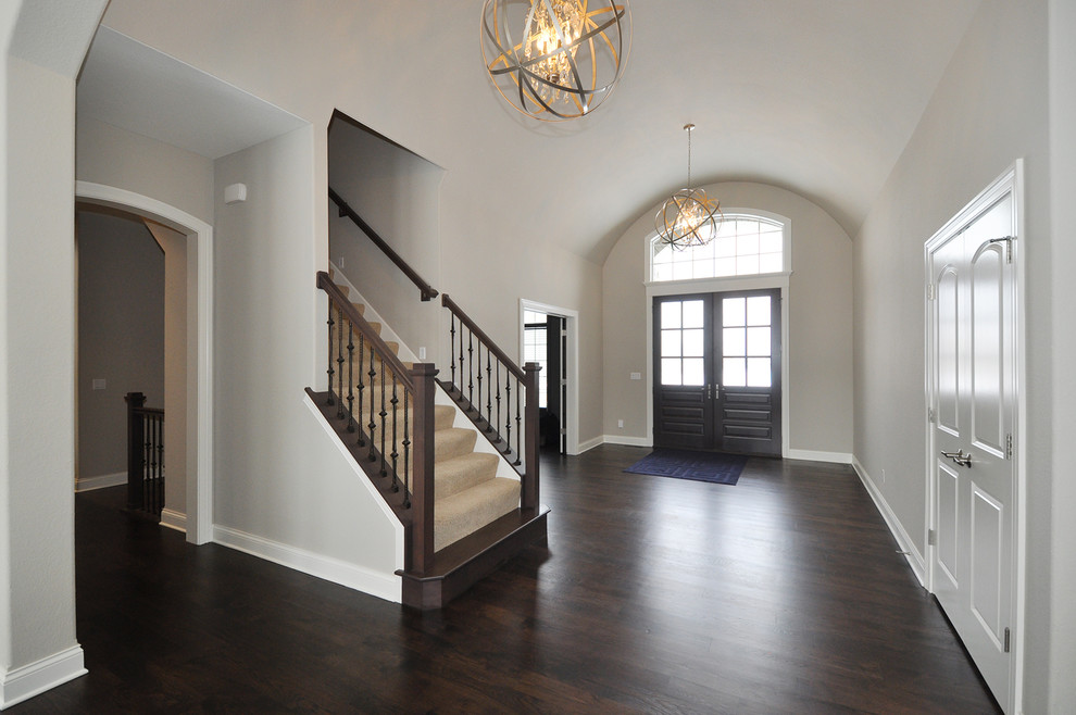 Große Stilmix Haustür mit grauer Wandfarbe, dunklem Holzboden, Doppeltür und dunkler Holzhaustür in Milwaukee