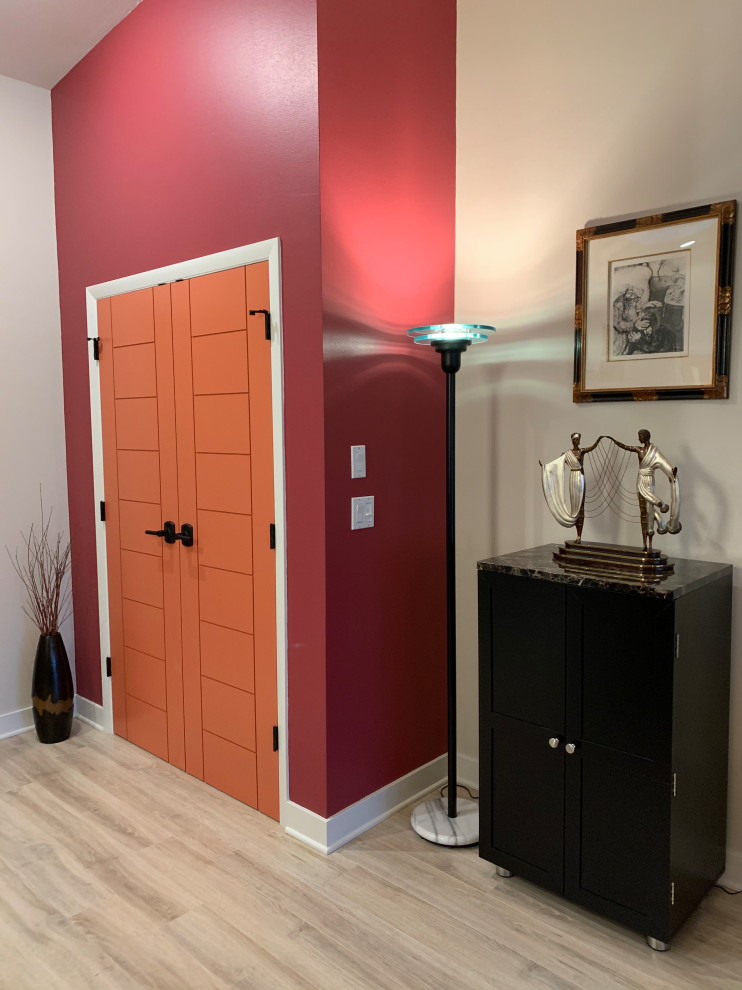Kleines Modernes Foyer mit beiger Wandfarbe, Laminat, Einzeltür, grauer Haustür und beigem Boden in Milwaukee