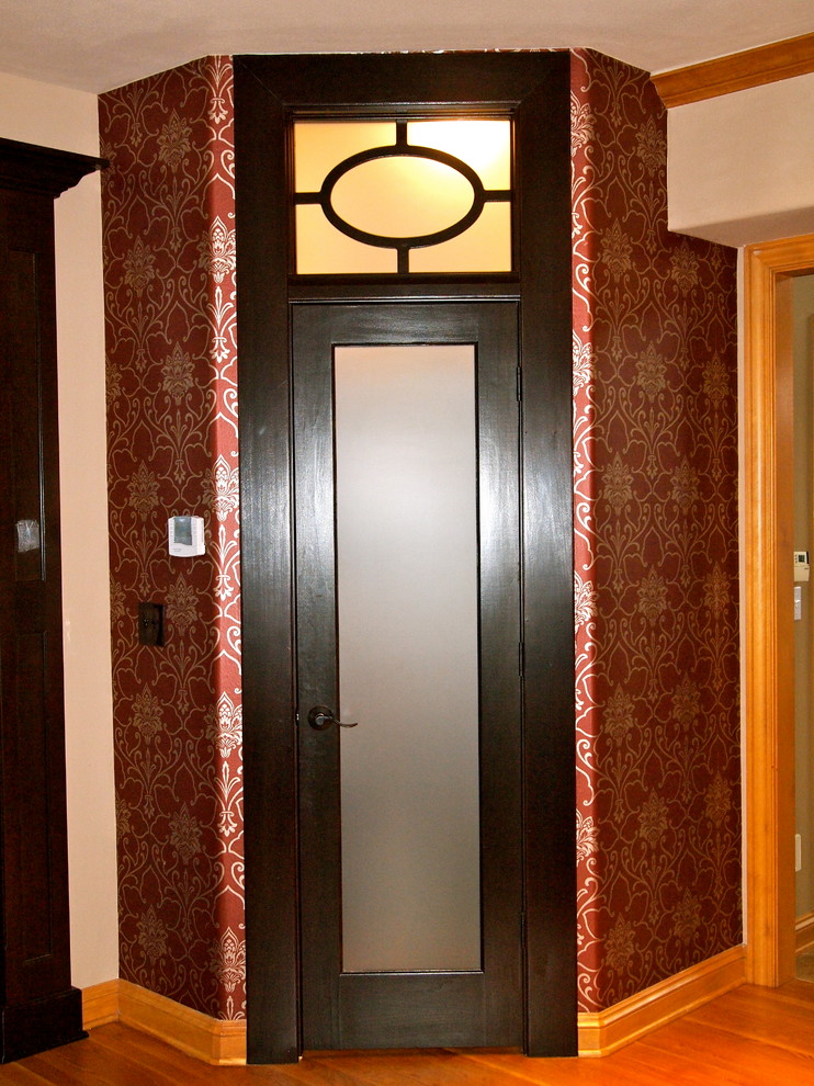 Example of a trendy entryway design in Milwaukee