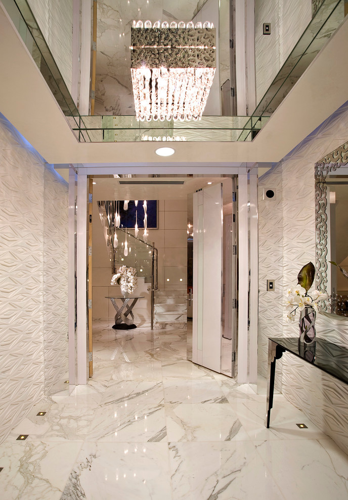 Foto di un grande corridoio minimal con pareti bianche, pavimento in marmo, una porta a due ante e una porta bianca