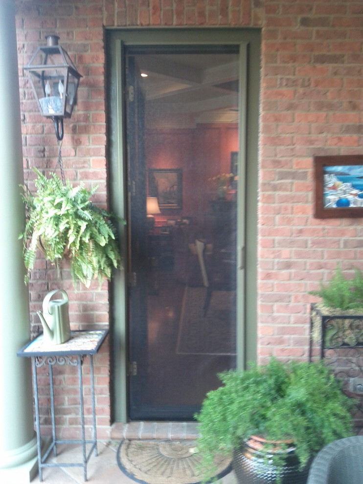ルイビルにある低価格の小さなトラディショナルスタイルのおしゃれな玄関ドア (緑のドア) の写真