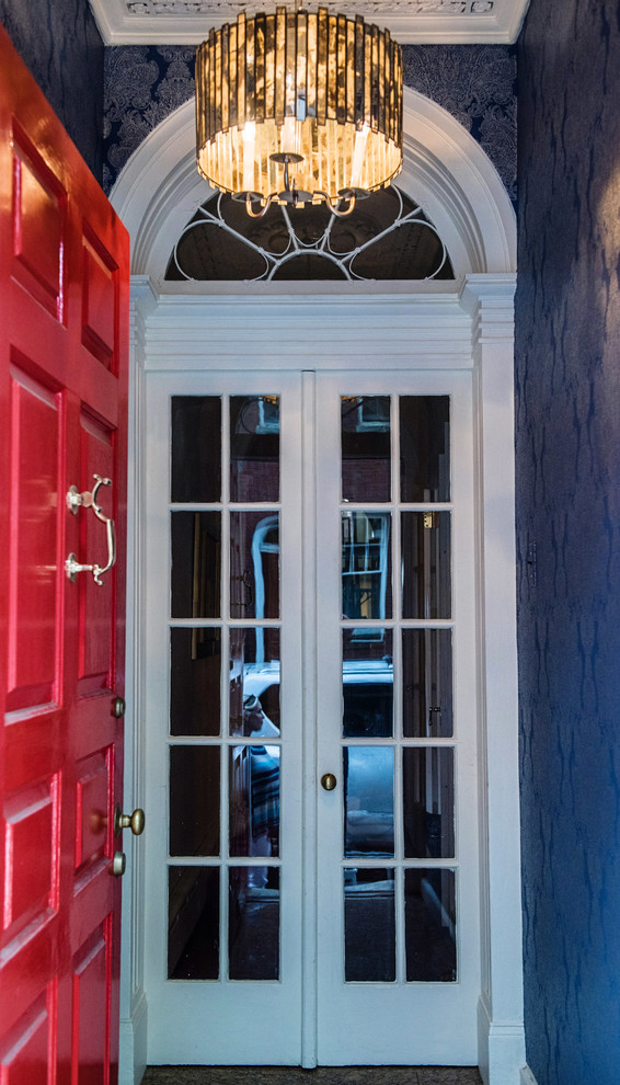 Immagine di un piccolo ingresso con vestibolo classico con pareti blu, una porta singola e una porta rossa