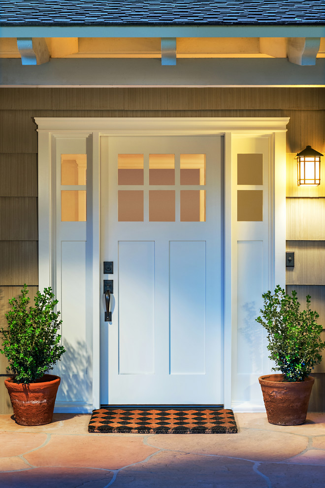 Imagen de puerta principal tradicional de tamaño medio con puerta simple y puerta blanca