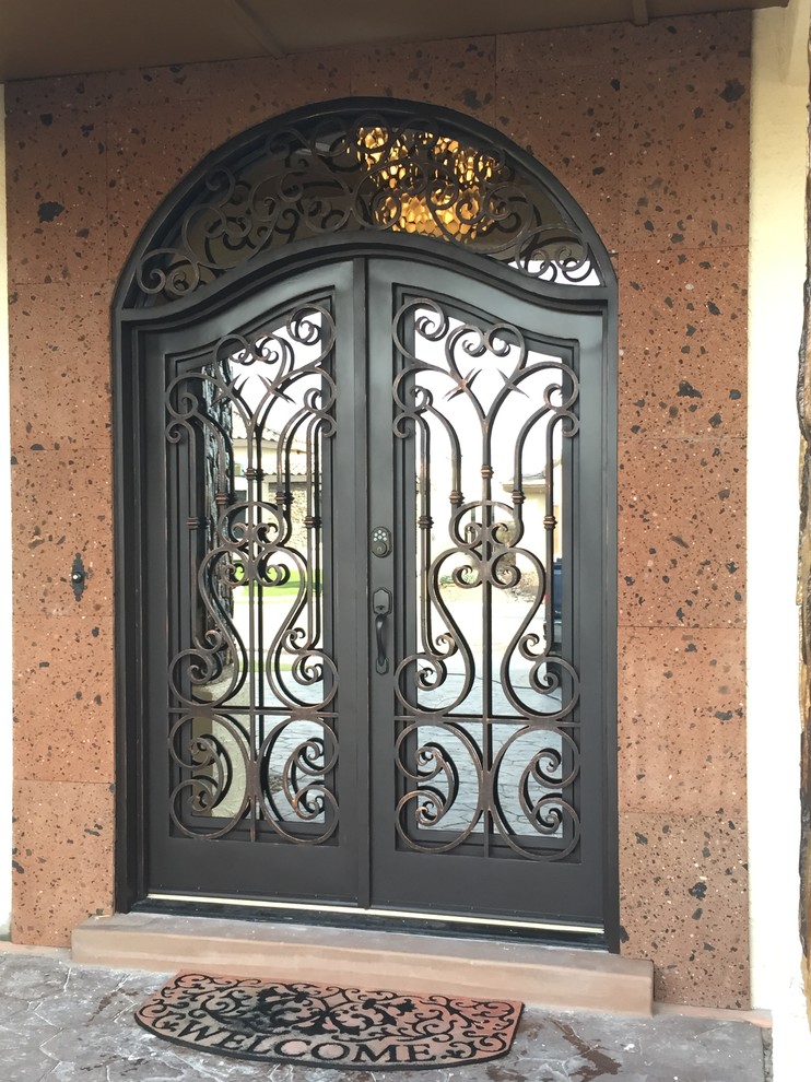 Esempio di una porta d'ingresso classica di medie dimensioni con una porta a due ante e una porta nera