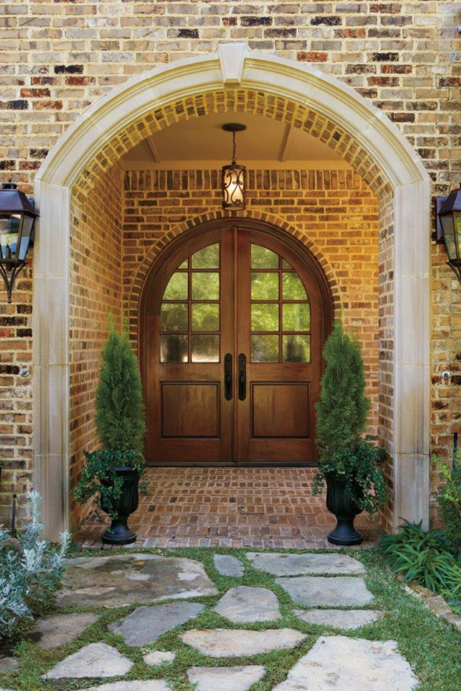 На фото: входная дверь среднего размера в стиле рустика с бежевыми стенами, двустворчатой входной дверью и входной дверью из дерева среднего тона с