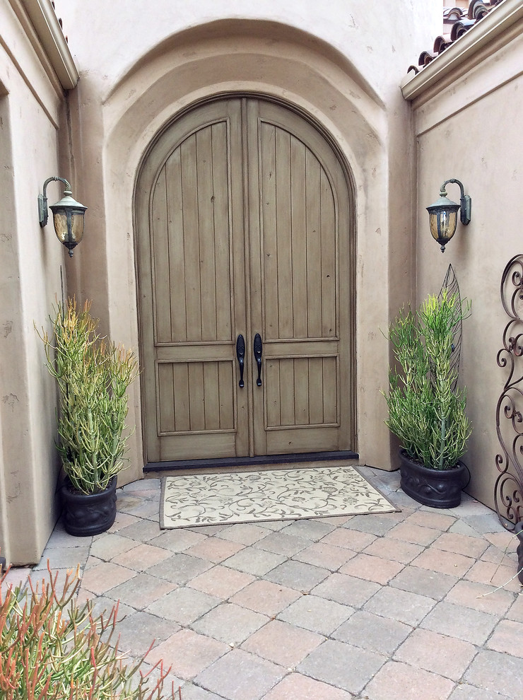 Exempel på en mellanstor amerikansk ingång och ytterdörr, med beige väggar, en dubbeldörr och en grå dörr