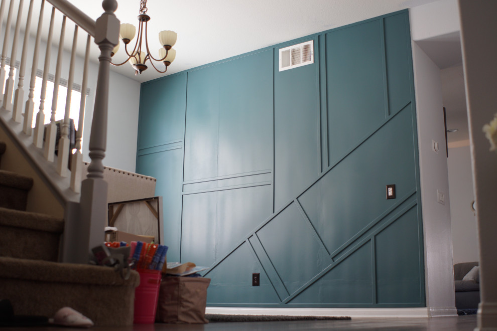 サンディエゴにある中くらいなトランジショナルスタイルのおしゃれな玄関ロビー (マルチカラーの壁、濃色無垢フローリング、青いドア、茶色い床) の写真