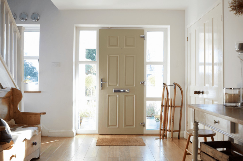 На фото: фойе среднего размера в скандинавском стиле с белыми стенами, светлым паркетным полом, одностворчатой входной дверью, белой входной дверью и коричневым полом