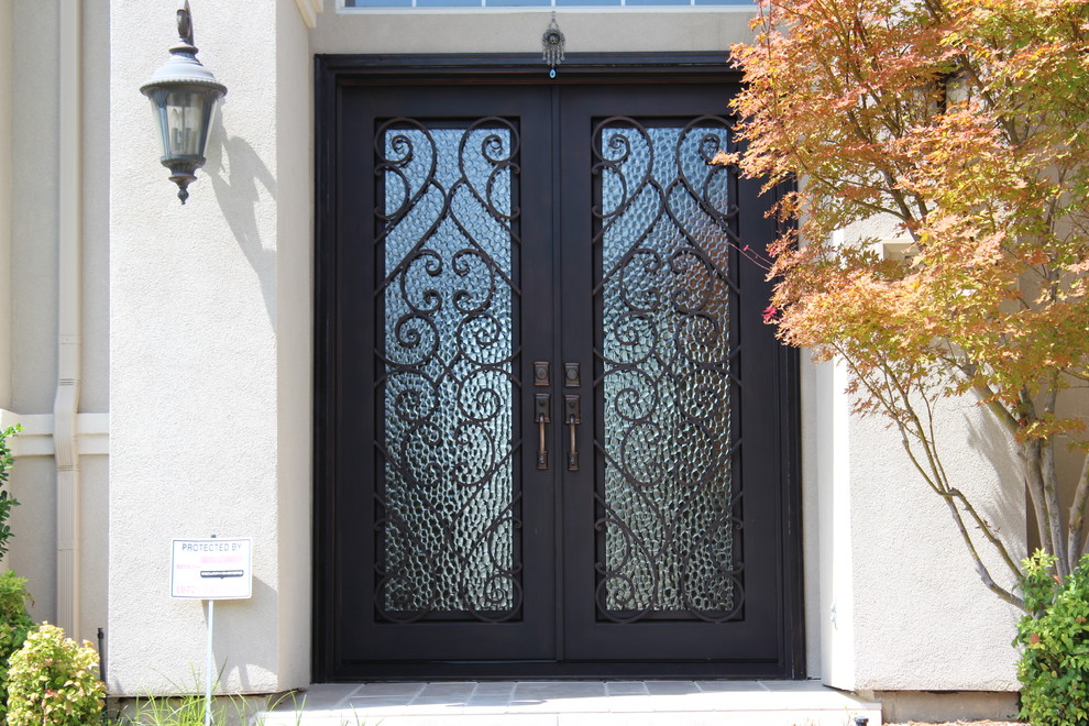 Immagine di una porta d'ingresso chic con una porta a due ante e una porta in metallo