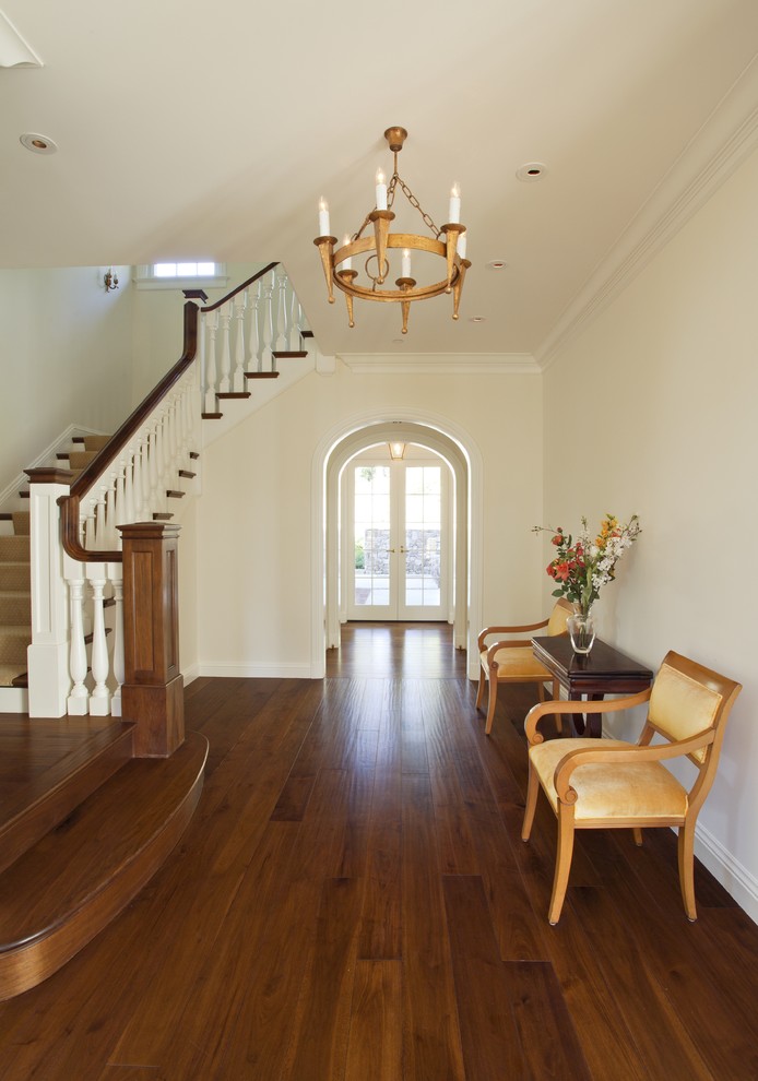 Klassisches Foyer mit beiger Wandfarbe und braunem Boden in San Francisco