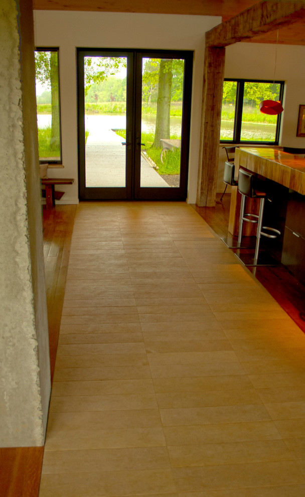 Mittelgroße Moderne Haustür mit brauner Wandfarbe, hellem Holzboden, Doppeltür, schwarzer Haustür und beigem Boden in Sonstige