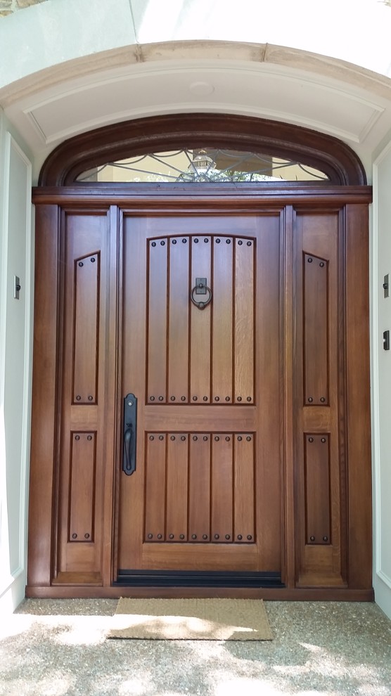 Ejemplo de puerta principal retro de tamaño medio con puerta simple