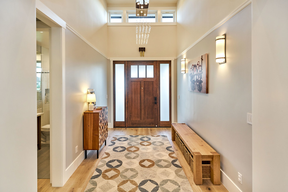 Mittelgroße Klassische Haustür mit grauer Wandfarbe, hellem Holzboden, Einzeltür, dunkler Holzhaustür und braunem Boden in San Francisco