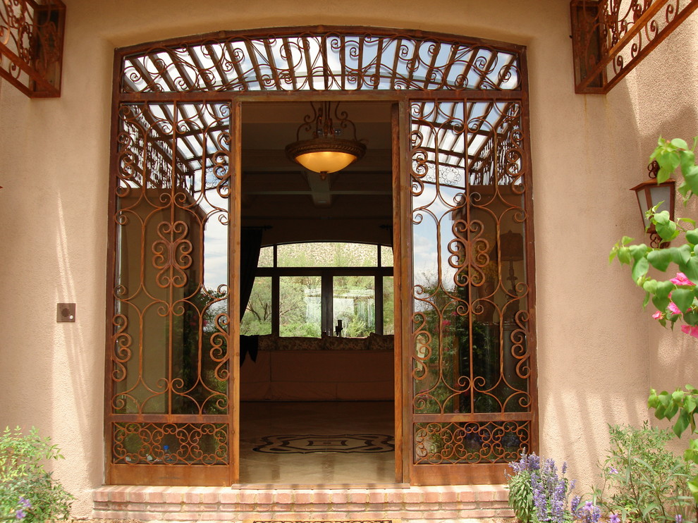 Diseño de puerta principal de estilo americano grande con paredes beige, puerta simple y puerta metalizada