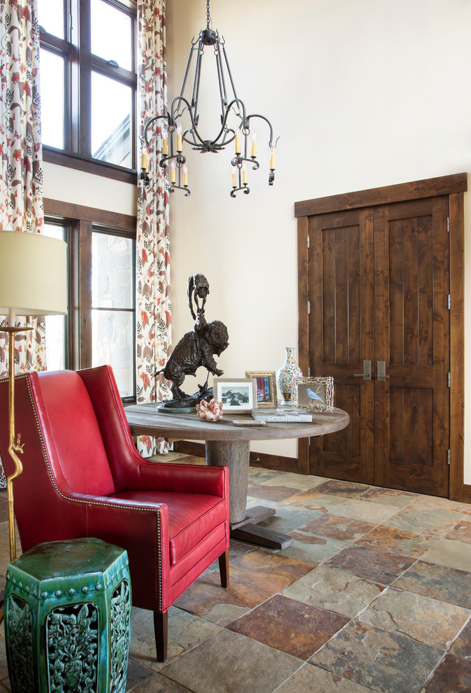 デンバーにあるラスティックスタイルのおしゃれな玄関 (ベージュの壁、トラバーチンの床、濃色木目調のドア) の写真